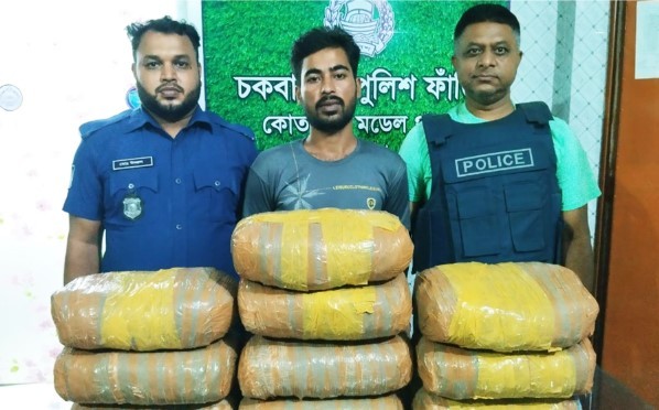 কুমিল্লায় ঘর তল্লাশী করে গাঁজা উদ্ধার
